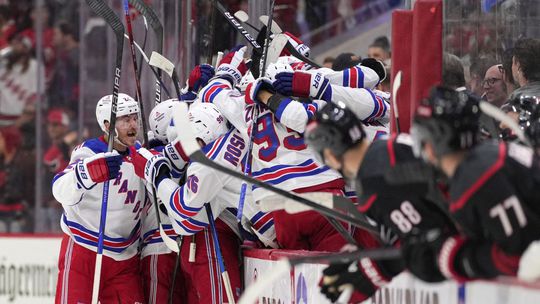 Hetrikový hrdina rozhodol o prvom finalistovi. Rangers čakajú na súpera