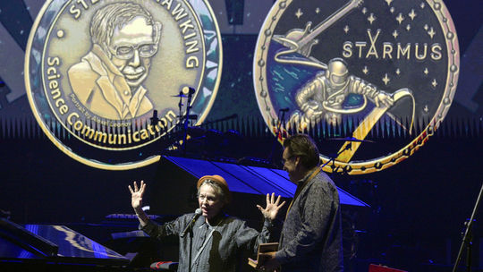 Alternatívna performerka, speváčka, huslistka a...