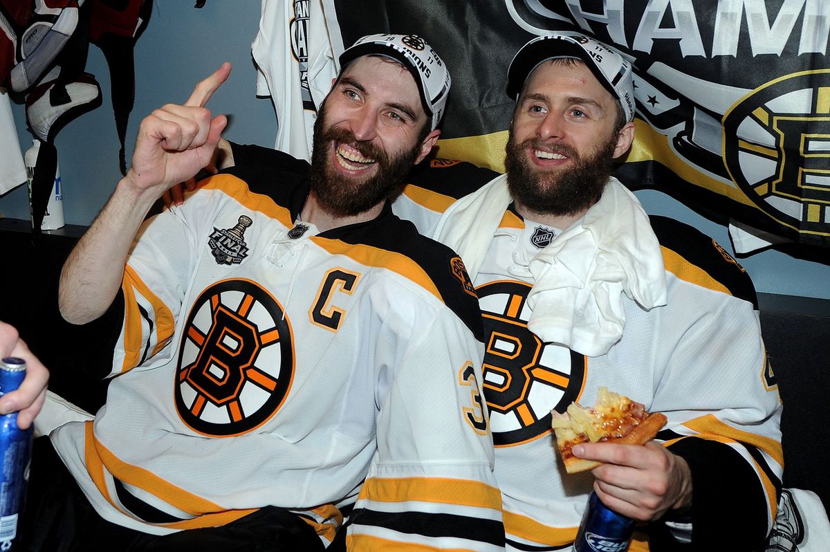 Bostonskí hráči Zdeno Chára a Rich Peverley...