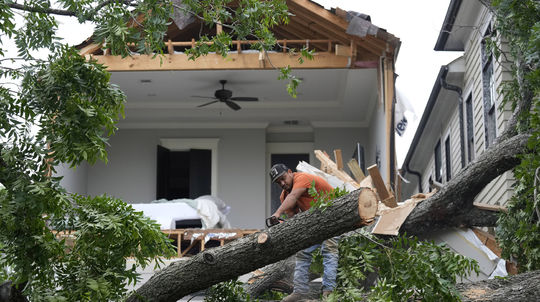 Z Houstonu po ničivých búrkach hlásia sedem obetí