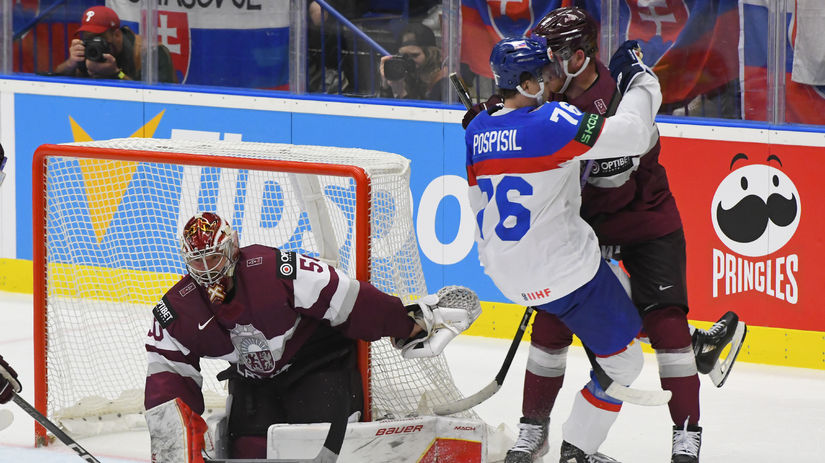 Na snímke zľava brankár Kristers Gudlevskis...