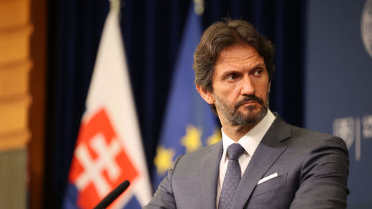 Študent, ktorý spustil kriedovú vlnu, je obeťou systému ako Cintula, tvrdí Smer. Ukázali prstom na PS