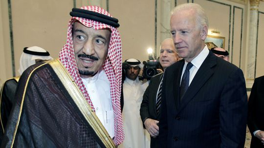 Saudskoarabského kráľa Salmána hospitalizovali s vysokou horúčkou a bolesťami