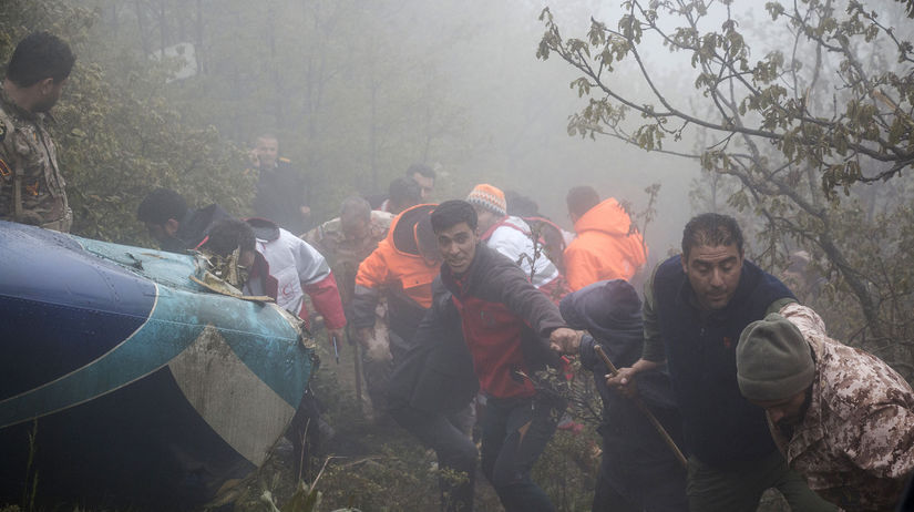 Členovia záchranného tímu pracujú na mieste...