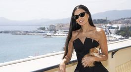 Herečka Demi Moore a jej výrazné slnečné okuliare. 