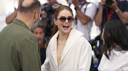 Herečka Emma Stone a jej slnečné okuliare Louis Vuitton. 