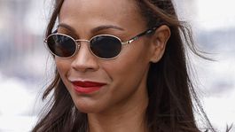 Herečka Zoe Saldana a jej slnečné okuliare na filmovom festivale v Cannes. 