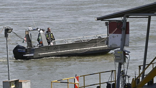 Po nezvestných po zrážke lodí na Dunaji pátra 95 ľudí s 25 plavidlami