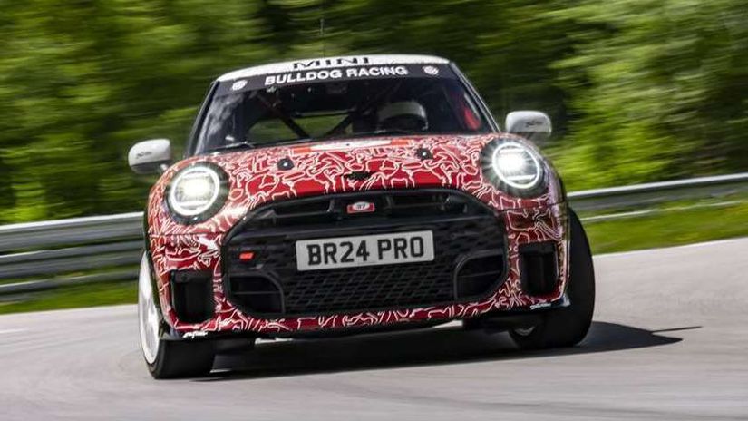 Prvé snímky Mini JCW ukazujú prototyp upravený...