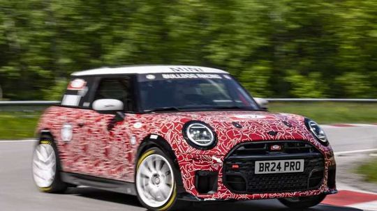 Mini JCW - maskovaný prototyp 2024