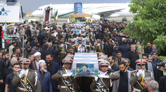 S prezidentom Raísím sa v Teheráne lúčia desaťtisíce ľudí