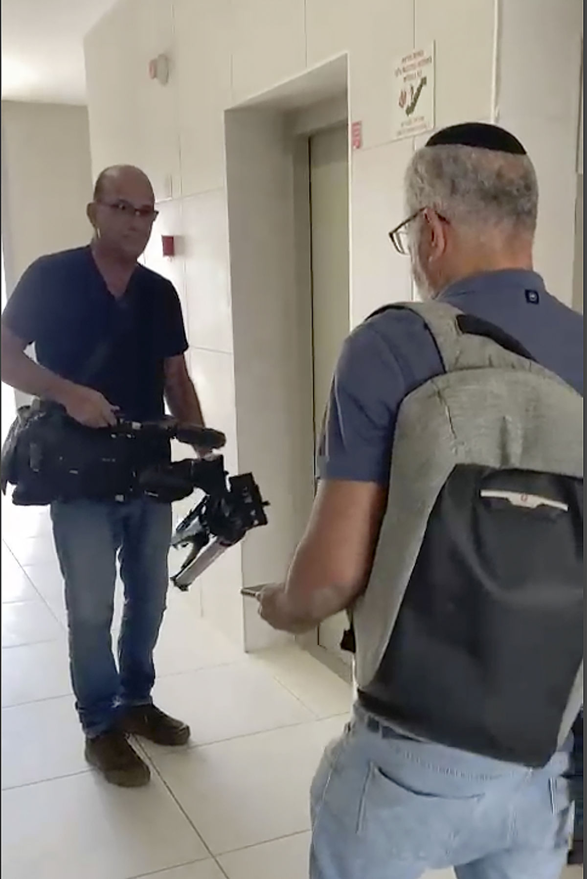 Na snímke z videozáznamu izraelskí úradníci...