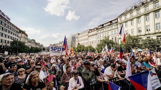 Danko vystúpil na Okamurovej demonštrácii v Prahe. Odporcovia po nich hádzali vajíčka
