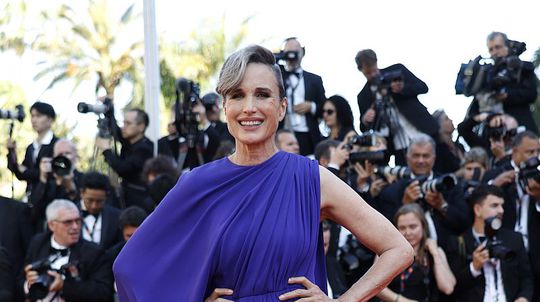 Andie MacDowell na červenom koberci záverečného...