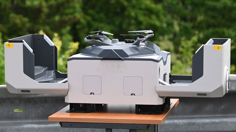 Dron v dokovacej stanici počas prvého...