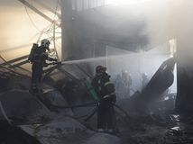Ruský útok, Charkov, požiar, hasiči, vojna na Ukrajine, hypermarket