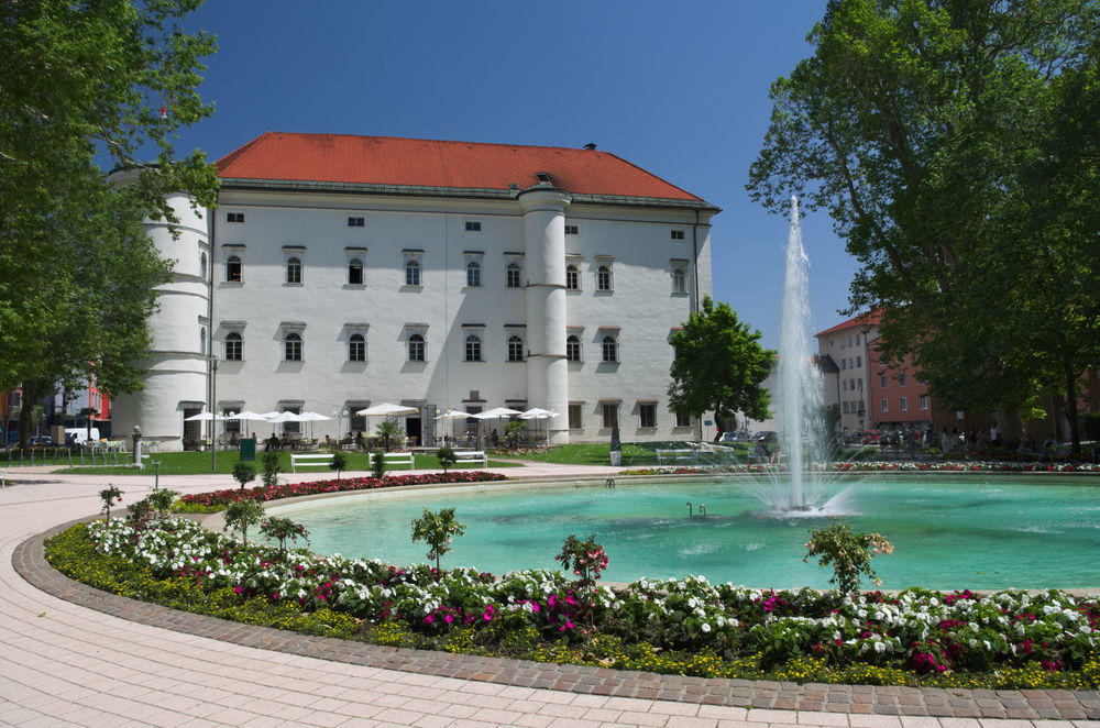 Renesančný zámok Porcia v centre okresného...