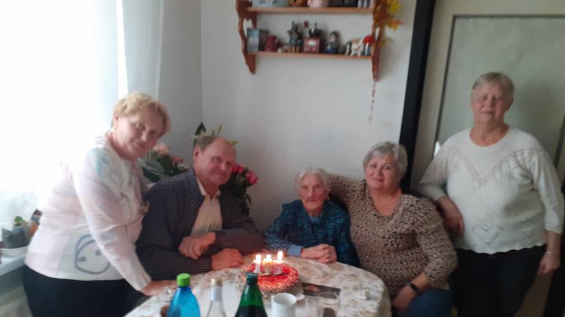 Helena Náhlovská ako 105-ročná s dcérami, synom...