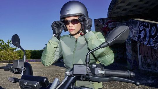 BMW Motorrad - okuliare s head-up displejom 2024