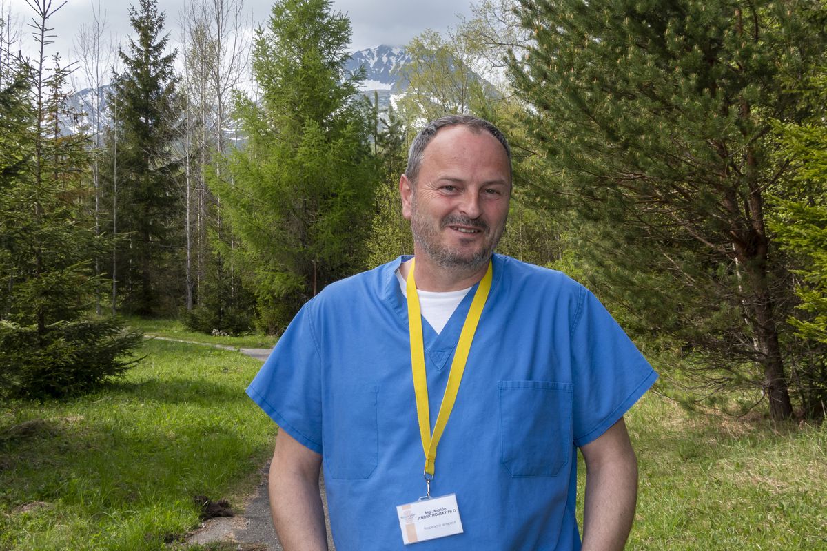 Marián Jendrichovský pri chodníku, ktorý vedie...