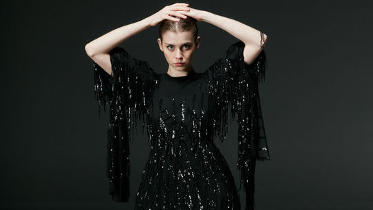 Modelka v kreácii z kolekcie Piano od českého...