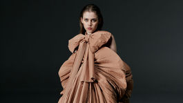 Modelka v kreácii z kolekcie Piano od českého...