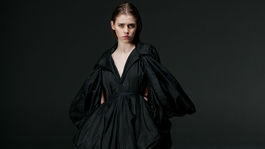 Modelka v kreácii z kolekcie Piano od českého...