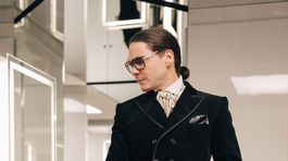Herec Daniel Brühl ako dizajnér Karl Lagerfeld v seriáli Becoming Karl Lagerfeld. 