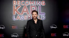 Herec Daniel Brühl na premiére seriálu Becoming Karl Lagerfeld. 