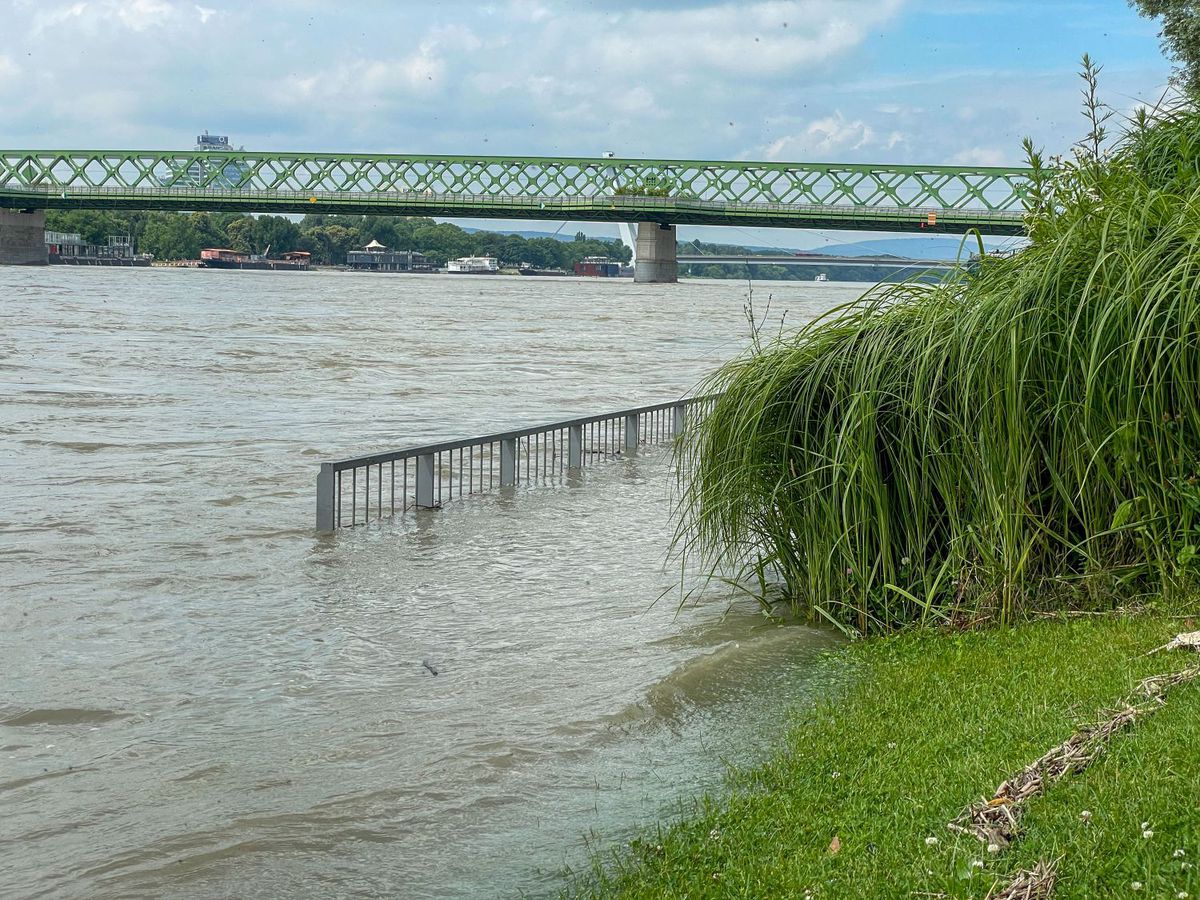 Die Donau überschwemmte einen Teil der beliebten Promenade bei...