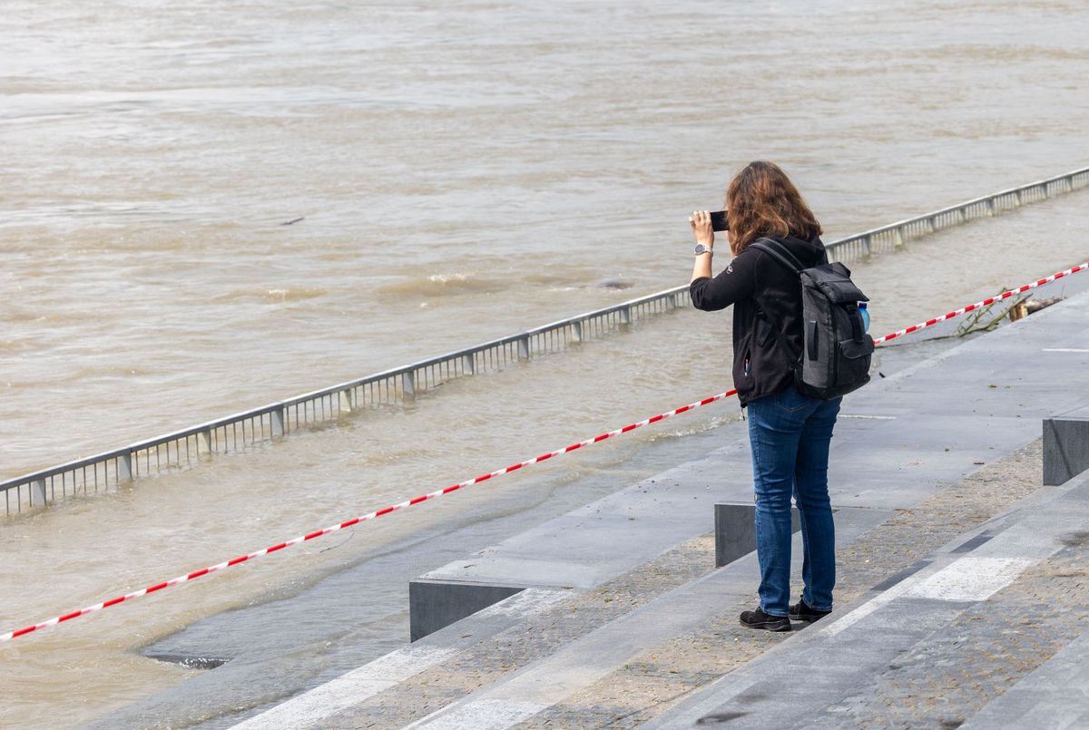 Die Donau überschwemmte einen Teil der beliebten Promenade bei...