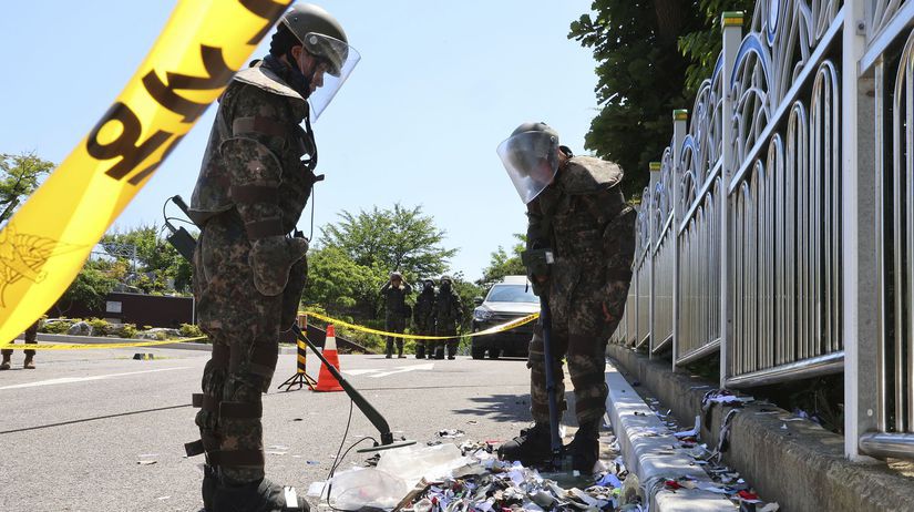 Juhokórejskí vojaci v ochranných odevoch...