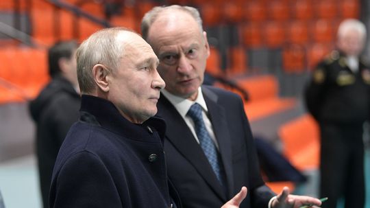 Ruský prezident Vladimir Putin (vľavo) a...