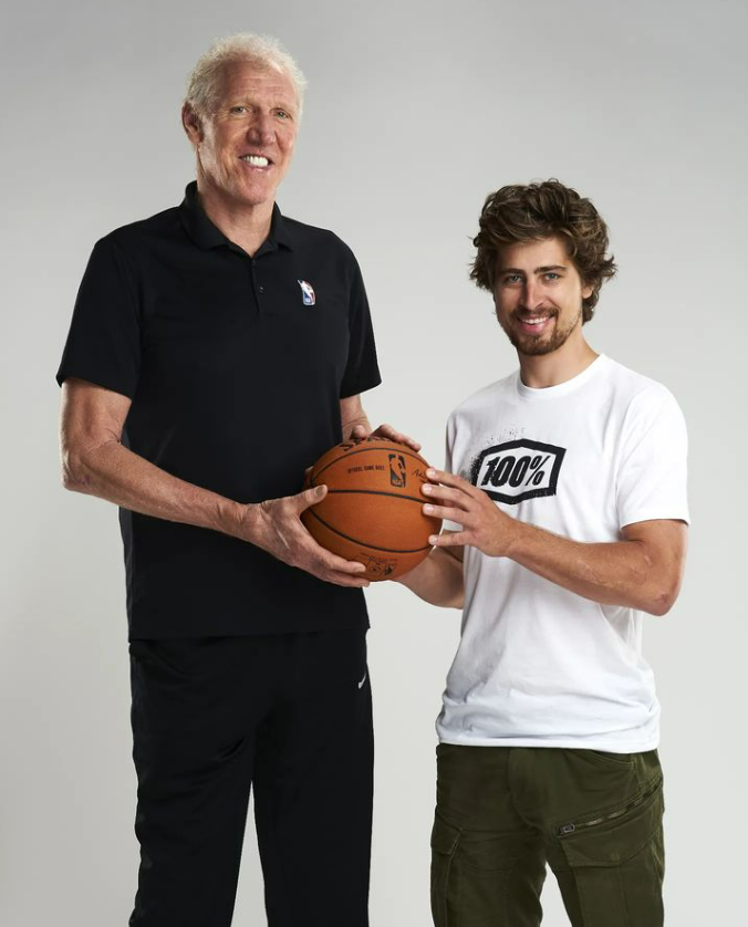 Bill Walton a Peter Sagan na spoločnej snímke.