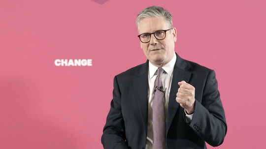 Britská polícia zadržala muža pre požiar v dome premiéra Starmera