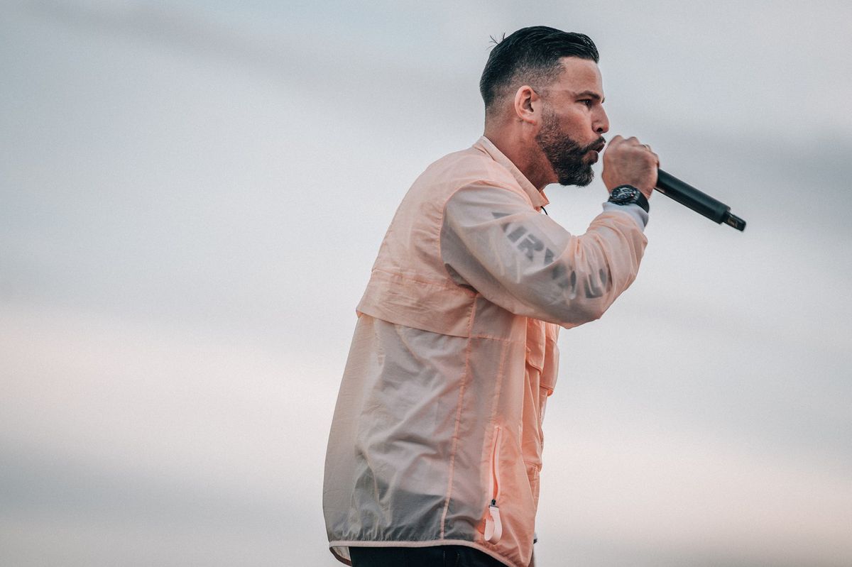 Michal Straka alias Ego počas koncertu na...