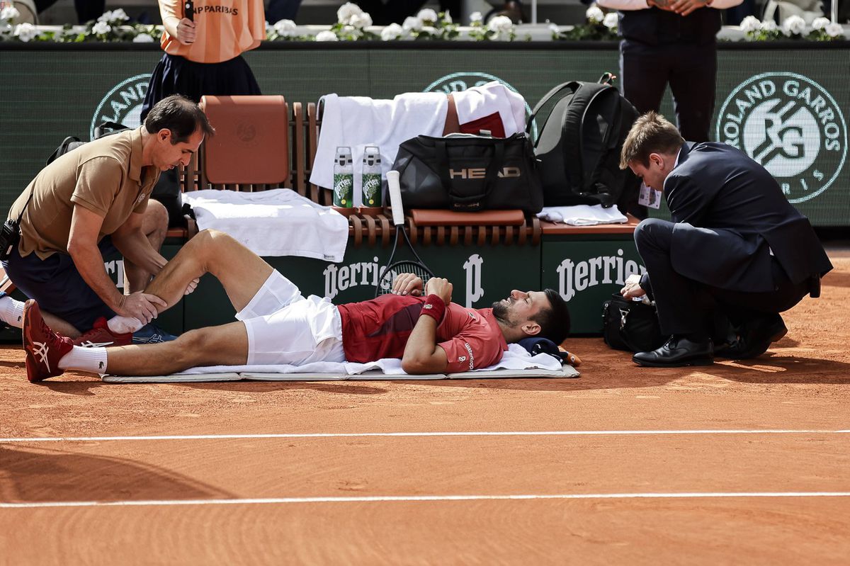 Novak Djokovič v opatere zravotníkov.
