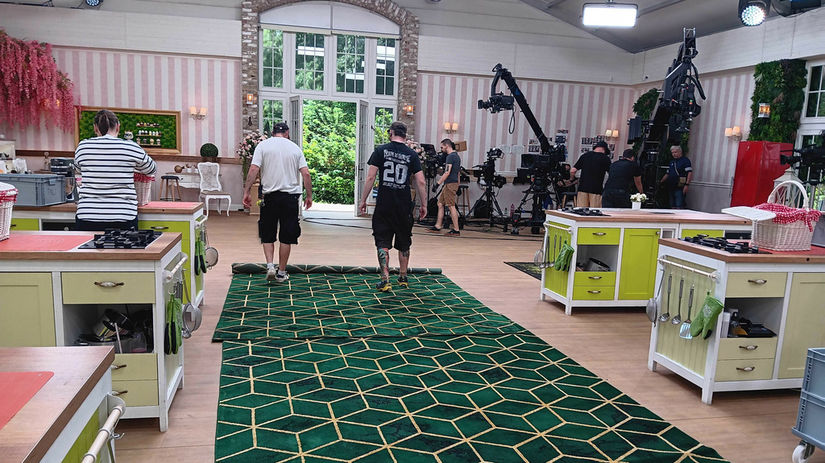 Záber z nakrúcania štvrtej série šou Pečie celé...