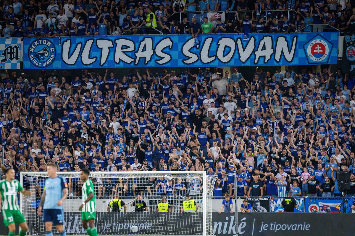 Fanúšikovia Slovana počas zápasu play off...