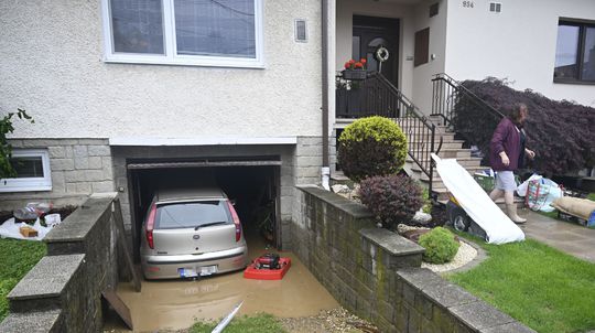  Na snímke zatopené domy a pivnice po bleskovej...