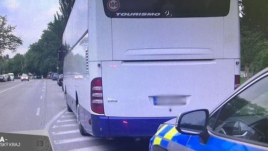 V okrese Lučenec zišiel z cesty autobus, skončil v priekope