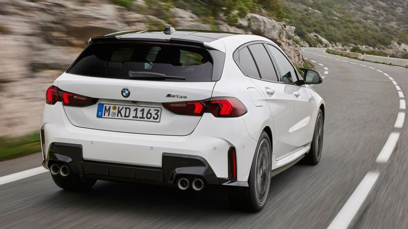 Vrcholová verzia M135 xDrive má nielen zväčšené...