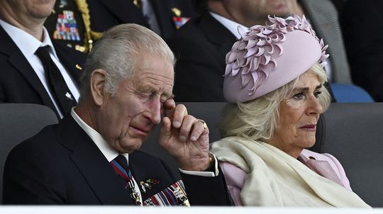 Kráľ Karol III. a kráľovná Camilla na oslavách...