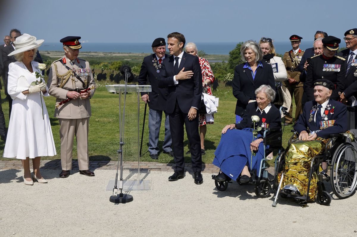 Francúzsky prezident Emmanuel Macron po...