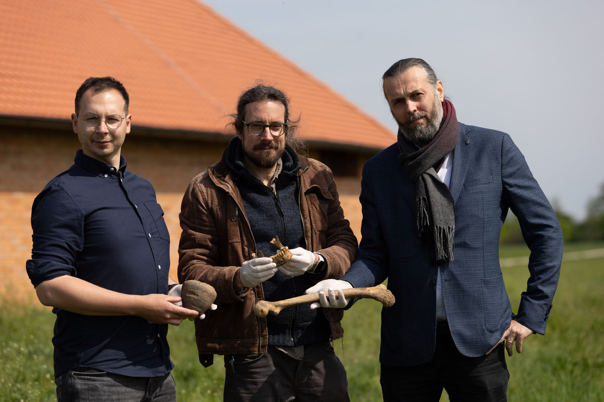 Zľava Jakub Tamaškovič, Peter Grznár a...