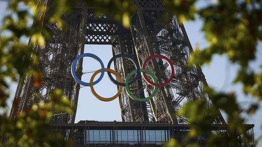 Eiffelova veža / Olympiáda / Olympijské kruhy /