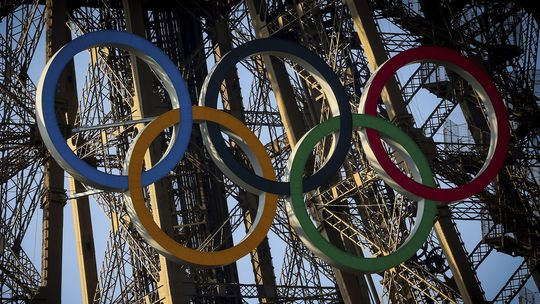 Eiffelova veža / Olympiáda / Olympijské kruhy /