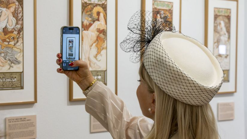 Zuzana Vačková si fotografuje Muchove diela na...