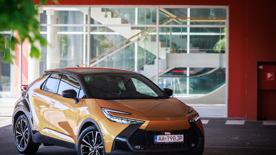 Toyota C-HR 2,0 Hybrid AWD-i - test 2024