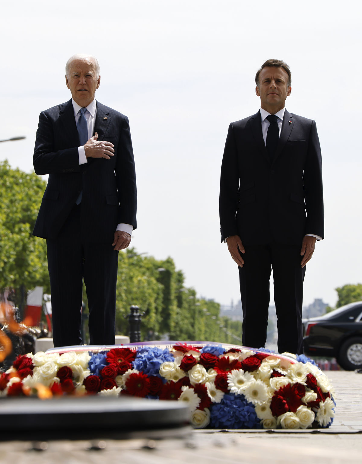 Francúzsky prezident Emmanuel Macron (vpravo) a...